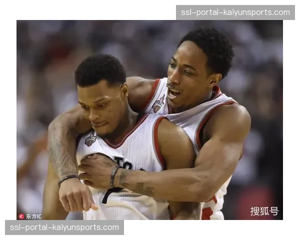 终场哨响，德罗赞与昔日队友洛瑞在中场拥抱致意