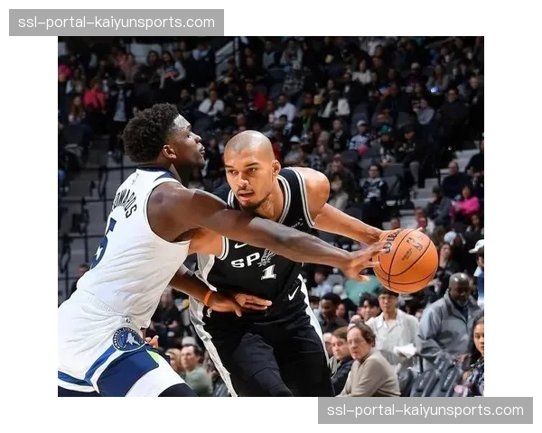 特写：马刺队更衣室，文班亚马赛后与波波维奇进行战术讨论